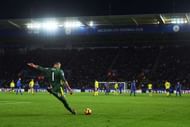 LEICESTER, ENGLAND - DECEMBER 26:  Goalkeeper Joel Robles of Everton takes a goalkick during the Premier League match between Leicester City and Everton at The King Power Stadium on December 26, 2016 in Leicester, England.  (Photo by Michael Regan/Getty Images)